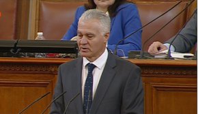 
В Народното събрание изслушват директорите на специалните служби след изтеклия запис от Националния съвет на "Продължаваме промяната". По предложение на "Възраждане" депутатите гласуваха заседанието да се излъчва на живо по БНТ 1.