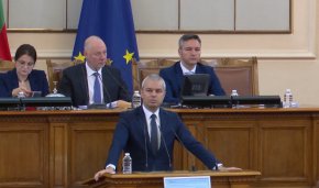 
Мирослав Иванов от ПП-ДБ призова председателя на НС „прекъсвайте всякакви опити за фашистка пропаганда, които се правят от страна на„Възраждане".