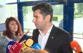 „Заемат доста силни политически позиции. Играят го по едни и същи дела хем „на трупчета”, хем се появяват”, уточни Петков.