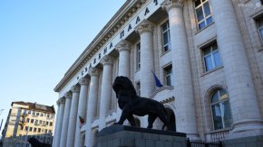
Пред NOVA бившият председател на Съюза на съдиите Нели Куцкова беше категорична, че ако обвинител номер едно атакува промените в Конституционния съд, това не е причина за спиране на производството.