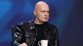 
По думите му имаме и нов патриарх. "Този “патриарх на злото” Делян Пеевски - според жълтопаветните, днес даде благословията си за правителството. Както се казва в Библията – “Помилва ги по голямата си милост”, посочва той.