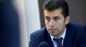 От районната прокуратура днес посочват, че от доказателствата, събрани в хода на разследването, може да се стигне до извода, че в подадената от Петков пред президента на Република България декларация, е затаена истина – наличие на двойно гражданство, и е потвърдена неистина, че лицето отговаря на условията за избиране на народни представители.