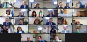 

През днешния ден Пленумът на ВСС реши да оттегли първото предложение за отстраняването от длъжност на Гешев. Това стана с гласовете на 17 кадровици, а 3 бяха "против". Първото искане за отстраняването на Гешев беше внесено на 12 май от шестима членове на Прокурорската колегия - Гергана Мутафова, Светлана Бошнакова, Йордан Стоев, Огнян Дамянов, Георги Кузманов и Калина Чапкънов.