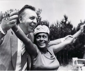 

Георги Ганев със световно известната джаз певица Омара Портуондо - Куба по време на МФ „Златният Орфей” през 1974 г.

