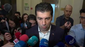 Съпредседателят на "Продължаваме промяната" Кирил Петков заяви, че ще се откаже от депутатския си имунитет преди ресорната комисия, която от ПП/ДБ предлагат да се създаде, да се произнесе по неговия казус. Преди това, обаче, Петков настоява цялата документация по казуса от прокуратурата да бъде изпратена в Народното събрание, за да "се освети":
