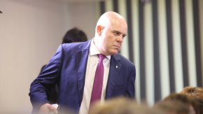 Или ще отхвърлим измамата и гаврата на корумпираните политици и ще се извисим като народ в целия си ръст, или ще се примирим с наведена глава и никога вече няма да можем  да се изправим.
