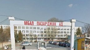 
11 годишно момче, също гост на баба си, пък е успяло да изпие неизвестно количество мастика, което е довело до тежко алкохолно натравяне. 