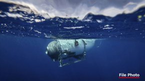 
За такъв усъвършенстван подводен апарат интериорът е предимно гол и прост, само с един бутон и екран на стената. Останалата част от операциите на плавателния съд се управляват от ръчен контролер, който удивително прилича на игрова конзола, снабден с цветни бутони.