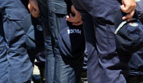 Столичните полицаи Емануил Емануилов и Петър Георгиев осъдиха прокуратурата да им плати обезщетения от общо 50 000 лева, след като 12 години бяха подсъдими и накрая оправдани по обвинението, че с още един свой колега са задържали и нанесли лека телесна повреда на бившия евродепутат от Атака Димитър Стоянов