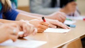 Поводът за искането на тази промяна са постъпващите в институцията на обществения защитник все повече жалби и сигнали от родители и зрелостници, според които е неприемливо да няма втори шанс за явяване на ДЗИ за повишаване на оценка. Родителите настояват децата им да имат възможност да повишат оценката си от ДЗИ, тъй като сега тя остава „до живот“, без да имат никаква възможност за коригиране.