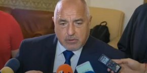 
"Разликата между производствената, търговска цена и доставката е два пъти. Някой през цялото време изнася оръжие, а в същото време някои комисионери лапат от 40 до 100% печалби", заяви Борисов.