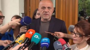 
ГЕРБ-СДС и „Продължаваме Промяната - Демократична България” проведоха среща в Народното събрание по общата управленска програма на кабинета „Денков-Габриел” в частта „Правосъдие” и „Вътрешни работи”. Първите в парламента отново обявиха, че за тях стои въпросът за коалиционно споразумение.