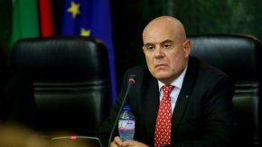 Иван Гешев оспори тези промени в НПК и ЗСВ и с днешното си определение КС прие, че ще се произнесе по тях (какви са аргументите на бившия главен прокурор виж тук).
