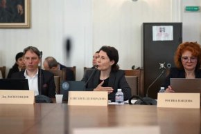 
„Не съм искала да стана нещо, нито деца съм искала. Нищо не исках, освен да правя секс. Помня го от ранна детска възраст. Сексът дойде много късно и надхвърли очакванията ми”, е крилата фраза на депутатката от ППДБ Елисавета Белобрадова – Пандова. Последното име, с което тя фигурира в търговските регистри е от фамилията на депутата от ППДБ Васил Пандов. От него, изглежда, е и „сексът, който надхвърля очакванията”.