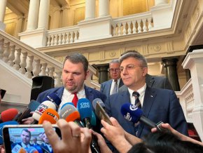 
След срещата Делян Пеевски от ДПС обяви, че се отказва от мястото си в комисията по конституционни въпроси. Малко по-късно стана ясно, че комисията ще бъде съставена наново - без политически лица, на експертен принцип.