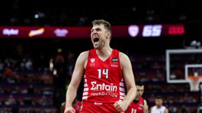 
Войнаровски дава ласкава оценка за Везенков и очаква той да играе ключова роля за тима си, който ще се състезава в Западната конференция. "Българинът е смятан за един от най-постоянните стрелци в света. Той има 40% от зоната за три точки в Евролигата и забележителната ефективност от 63% при стрелбата за две точки", посочва анализаторът. 