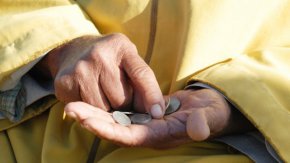 Относно минималната работна заплата той коментира, че тя остава 780 лв., но минималните осигуровки се вдигат от 1 август със 70 лв. и по този начин също ще бъдат 780 лв. Толкова ще е и втората година от майчинството”, поясни още Асен Василев.