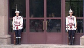 
    "Аз се обадих на президента и казах: "Ще идва Зеленски, така че - имайте го предвид, решете дали ще се видите с него". Това е начинът, по който да се търси конструктивен диалог. Последните седмици виждам известно успокояване и това трябва да продължи. България няма нужда от междуинституционално напрежение, а от успокояване и аз виждам своята роля и в тази посока", посочи Денков.