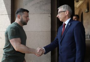 
"Слава на Украйна!" - украинският президент.
"Благодаря ви, господин президент!" - българският премиер.
Лаф на деня