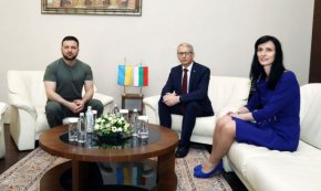 Поради ширещите се, дори най-официално от министъра на отбраната, слухове, фантазии и теории на конспирацията как и защо възникна първо при нас и се разпространи стремително новината за идването на президента на Украйна Зеленский в София,  след като вече си тръгна, 19 минути заявява следното