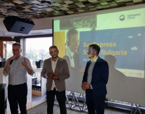 Волкер Ричтер от SunExpress (вляво) представи новата линия