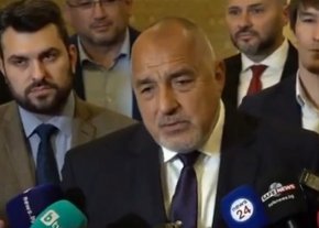 “Служил съм в пожарната по времето на ръководителите на Държавна сигурност и знам какви бяха. Мен не могат да ме заблудят. Приказките за червените куфарчета не съм ги измислил аз. Аз още марширувах по плаца, когато се говореше за червени куфарчета, червени мобифони и всичко останало”, заяви Борисов и обеща да обяви кандидатът на ГЕРБ за кмет “когато му дойде времето”.