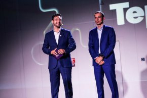 
"Същевременно обаче искам да направя доста сериозно разграничение между социалните мрежи и реалния живот на терен. За последните 10 дни организирахме близо 40 събития с граждани в доста квартали на София, откакто започна кампанията. Единици са тези, които въобще повдигат темата за Държавна сигурност.