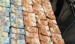 Това е най-голямата сума недекларирана валута, открита в микробус на МП „Капитан Андреево“.

 
