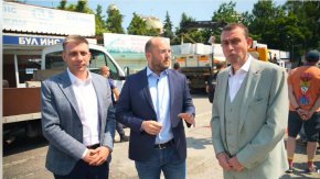 
 Година след приемането от общинския съвет на Наредбата за преместваеми обекти, от екипа на главния архитект Здравков са премахнати над 400 незаконни сгради в цялата община.
