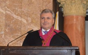 
Същевременно, след журналистическо разследване бе установено, че лечебното заведение е източвало НЗОК с подправени документи за фиктивно лечение. Спасов беше освободен от длъжност, след 23 години власт, а Съветът на директорите бе подменен.