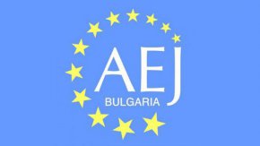 

По решение на министър Асен Василев, институцията въведе изисквания на пресконференции да присъстват само ресорни репортери, а това затруднява и ограничава достъпа до пресконференции и брифинги.