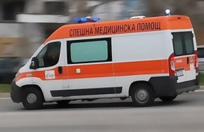 Най-добре е студена вода. За един възрастен човек между два и три литра на ден е напълно достатъчно количество", посъветва д-р Гоцев.
