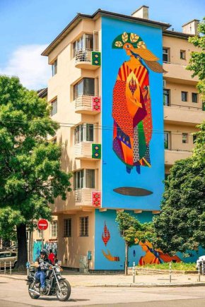 
Бразилското дуо Тереза Декинта и Робезио Маркс от AAcidum Project нарисуваха ето този стенопис на ул. "Гурко" 68. 