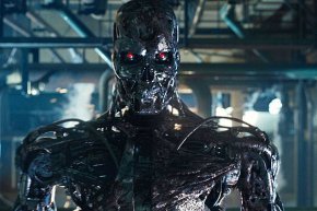 Канадският филмов режисьор Джеймс Камерън заяви, че неговият научнофантастичен блокбастър "Терминаторът" от 1984 г. е трябвало да послужи като предупреждение за опасностите от изкуствения интелект и че "въоръжаването" на новите технологии може да има катастрофални последици.