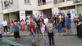 Според хората имотът попада в санитарно-охранителна зона и под него има река. 