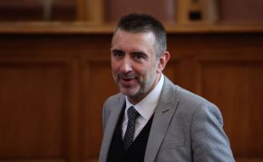 Ивайло Вълчев от "Има такъв народ" призова политиците да се замислят, като заяви, че историята не може да бъде променена с политика.