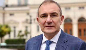 Защото докато разпродавате българската история, може би не знаете, но в казармите във Финландия стоят имената на Шипка, на Стара Загора и на битките, където и финландските воини са оставили своите кости.
