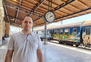 36 градуса навън, 35 градуса в купето