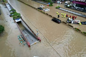 В града паднаха рекордно количество валежи, а редица полети бяха анулирани