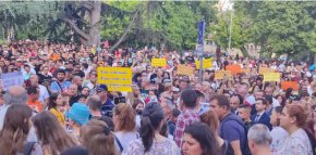 Те излязоха на мирно шествие, което започна от сградата на Съдебната палата, стигна до Общината, откъдето продължи към Областната администрация и завърши пред сградата на Районната прокуратура в Стара Загора.
