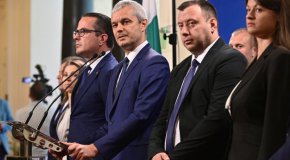 Правителството на сглобката, създадена от Посолството, има намерение да базира този многонационален дивизионен щаб във войсковите райони Кабиле и Безмер.
