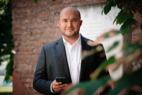 Банята е с площ 5000 кв. м., има 2 големи басейна, 3 корпуса и спа център.