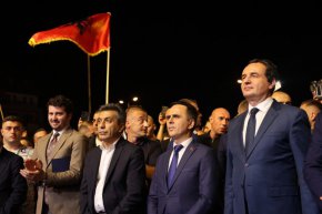 По-рано вчера Курти посети община Тетово, а след това заедно с кмета Билал Касами посетиха планинското село Вейче