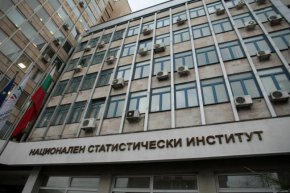 Спрямо периода от април до юни миналата година намалява консумацията на хляб, тестени изделия и кисело мляко, но се увеличава потреблението на плодове и месо, сочат още данните на националната статистика.