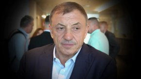"През февруари 2010 година Алексей Петров беше арестуван при специализираната полицейска операция Октопод, разпоредена от тогавашния МВР шеф Цветан Цветанов. По този повод Руслан Йорданов като журналист от вестник Стандарт посещава родното село на бившата барета Бабинци.