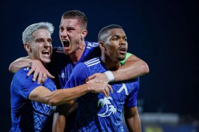 
"Нашите футболисти са свикнали на седмичен цикъл. Утре имаме йога за възстановяване на ума, а мускулите ги възстановяват масажисти. Надяваме се Жереми Петрис да играе в четвъртък. Уелтън пък получи схващания и няма нищо притеснително".