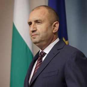 
Радев изразява съчувствие и съболезнования от името на българския народ и от свое име към близките и семействата на жертвите и пожелава бързо възстановяване на ранените и скорошно преодоляване на нанесените от природната стихия щети.
