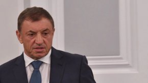 Две огнестрелни рани - в тялото и в главата - са причинили смъртта на 61-годишния Алексей Петров. По бизнесмена е стреляно с автоматично оръжие със специални боеприпаси - патрони с хидрошоков ефект. Това показват резултатите от съдебномедицинската експертиза, която вече е извършена, съобщи bTV, като се позова на свои източници.
