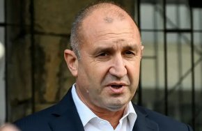
Президентът Румен Радев се качва на Шипка за отбелязването на годишнината от победата на руските и българските сили над османците в решаващата битка от Освободителната за страната ни война през 1877 г. В 11 часа той ще приеме строя на гвардейската част. След това около 11,20 ч. ще произнесе слово по случай славната годишнина.
