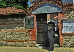Самият Петров приживе потвърждава в интервю, че познава добре Петко Петков и Бойко Борисов, а се е виждал и с Кирил Петков.
